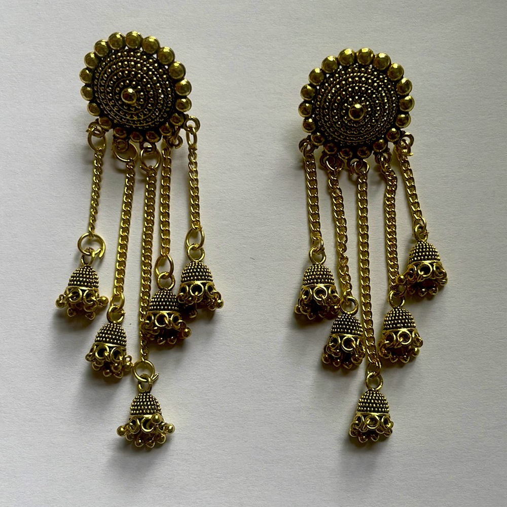 Pair of minimal used gold earrings.